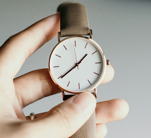 Comment choisir une montre pour homme qui traverse les années : style, qualité et entretien