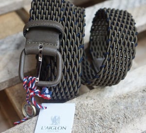 L'Aiglon et la ceinture élastique tressée : genèse d'un grand classique estival du vestiaire masculin
