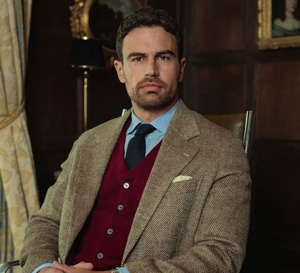 The Gentlemen saison 2 : Theo James porte une Rolex Daytona en acier cadran blanc