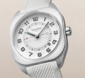 Hermès H08 : le jeu des matières en bleu et blanc