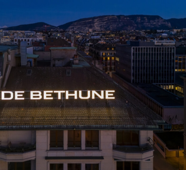 De Bethune brille désormais sur la Rade de Genève avec son enseigne lumineuse