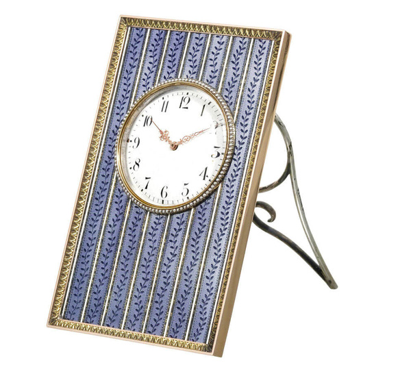 Pendulette de bureau en or, argent, émail bleu et perles par Fabergé,  1907, maître orfèvre Henrik Wigström.