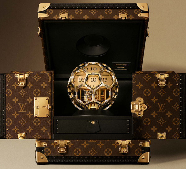 Sotheby's : une pièce unique Louis Vuitton x L'Epée 1839 aux enchères pour l'UNICEF