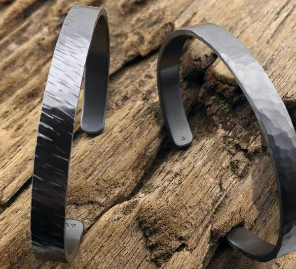 Les bracelets en tantale de l'Atelier du Tantale : des bracelets de force !