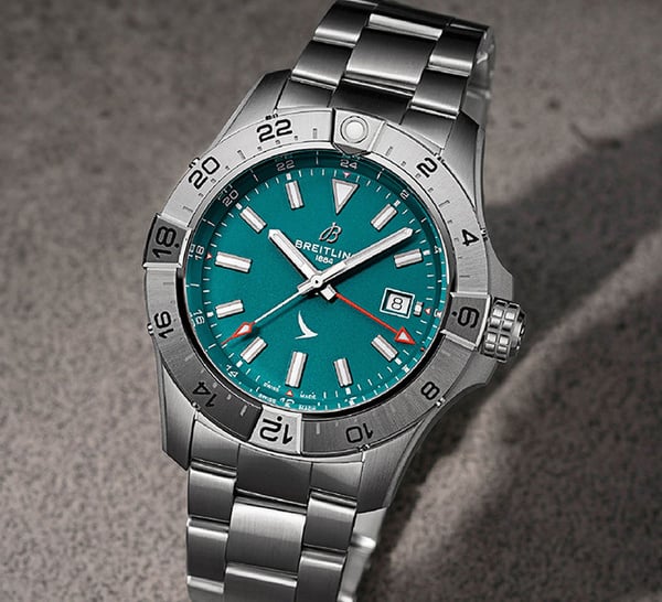Breitling Avenger Automatic GMT 44 : Cathay Pacific célèbre ses 80 ans en 300 montres