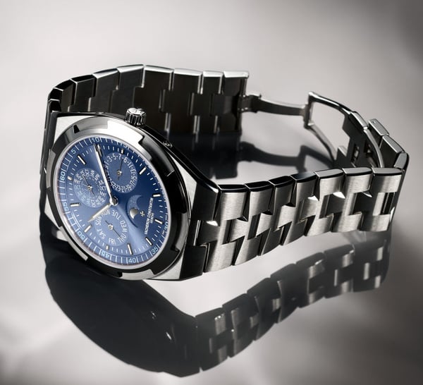 Vacheron Constantin : une Overseas QP ultra-plat en or blanc avec cadran azur en édition limitée