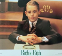 Richie Rich : Macaulay Culkin porte un chrono Breitling Chronomat or et acier