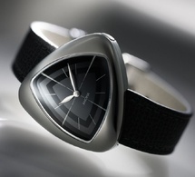 Anoma A 1 Slate : montre de forme organique et sexy