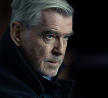 Mobland : Pierce Brosnan porte une Omega Globemaster en or rose