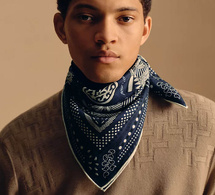 Le bandana : du plus chic au plus rock, le petit foulard versatile par essence