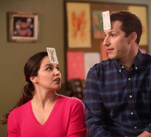 Brooklyn 99 : Melissa Fumero porte une Tank Française de chez Cartier