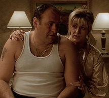 Les Soprano : Edie Falco porte une Rolex Lady Datejust en or et acier