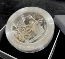 BRM : le presse-papiers en aluminium et composants horlogers