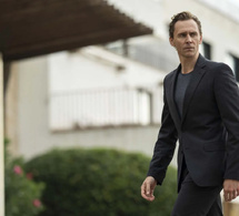 The night manager : Tom Hiddleston porte une Omega Speedmaster en or jaune