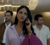 In the grey : Eiza Gonzalez porte une Jaeger-LeCoultre Reverso Duetto en or rose