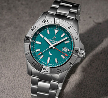 Breitling Avenger Automatic GMT 44 : Cathay Pacific célèbre ses 80 ans en 300 montres
