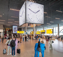 A Schiphol, Maarten Baas fait d'un millier de personnes les aiguilles d'une horloge
