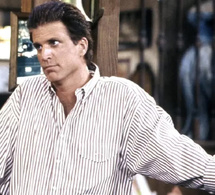 Cheers : Ted Danson porte une Hamilton Khaki L.L. Bean