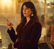 The Gentlemen saison 2 : Kaya Scodelario porte une Reverso Duetto en or de chez Jaeger-LeCoultre