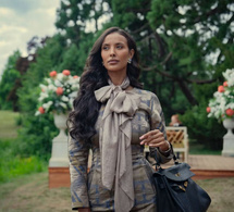 The Gentlemen saison 2 : Maya Jama porte une Santos en or et acier de chez Cartier